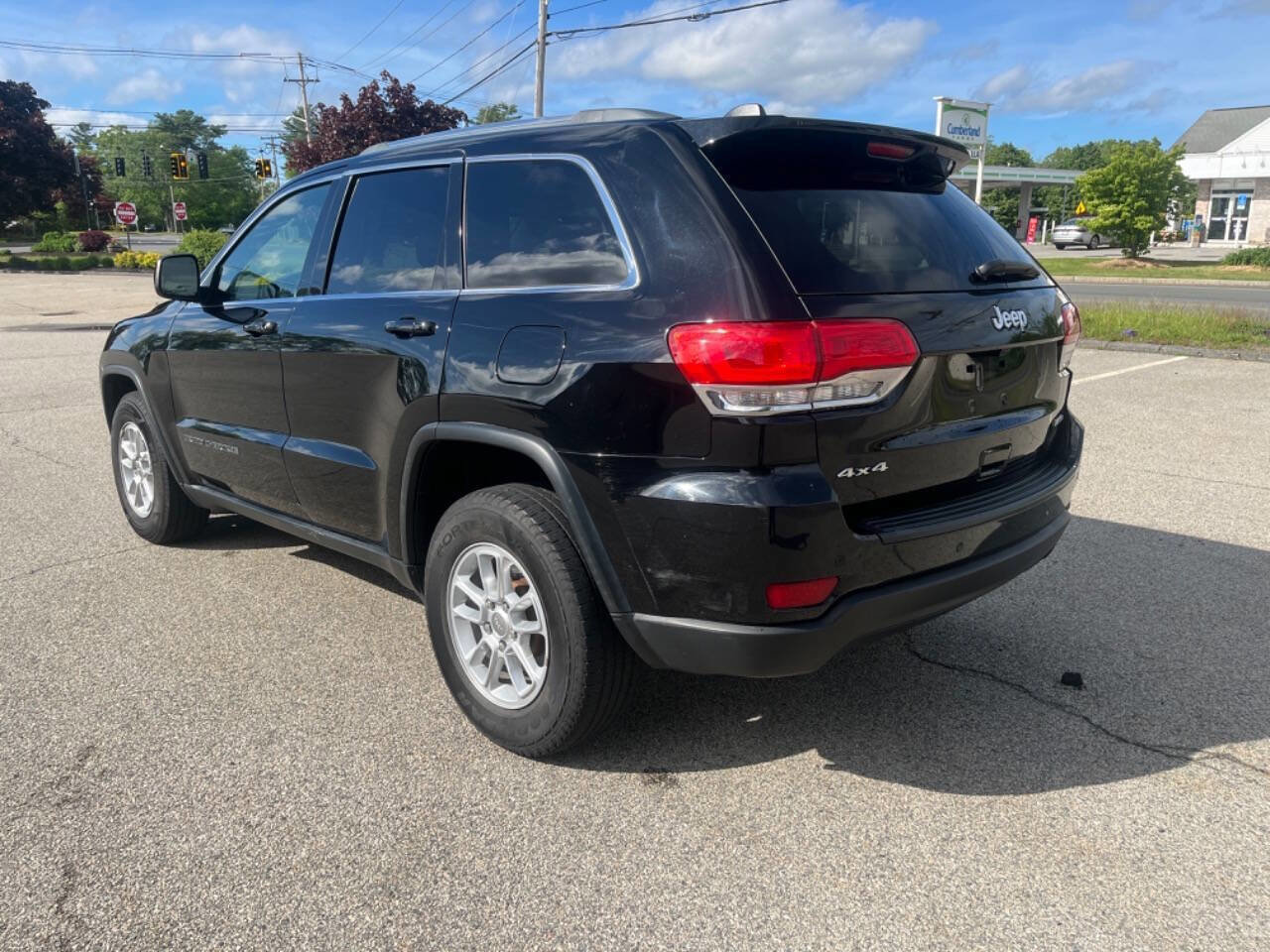 Used 2018 Jeep Grand Cherokee Laredo AWD/4WD image 3