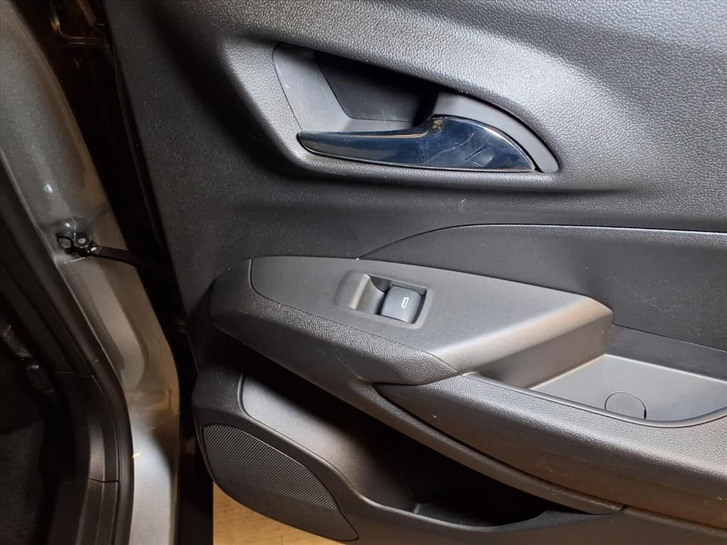 Used 2024 Chevrolet Trax ACTIV w/ Sunroof Package image 21