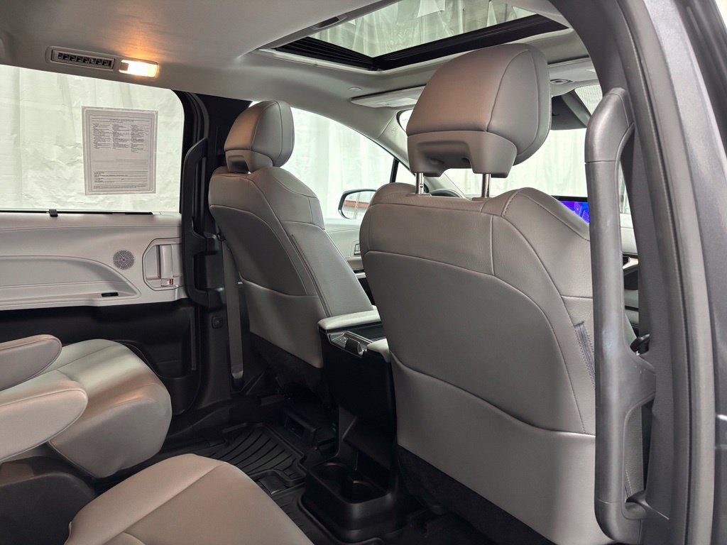 Used 2025 Toyota Sienna XLE AWD/4WD image 60