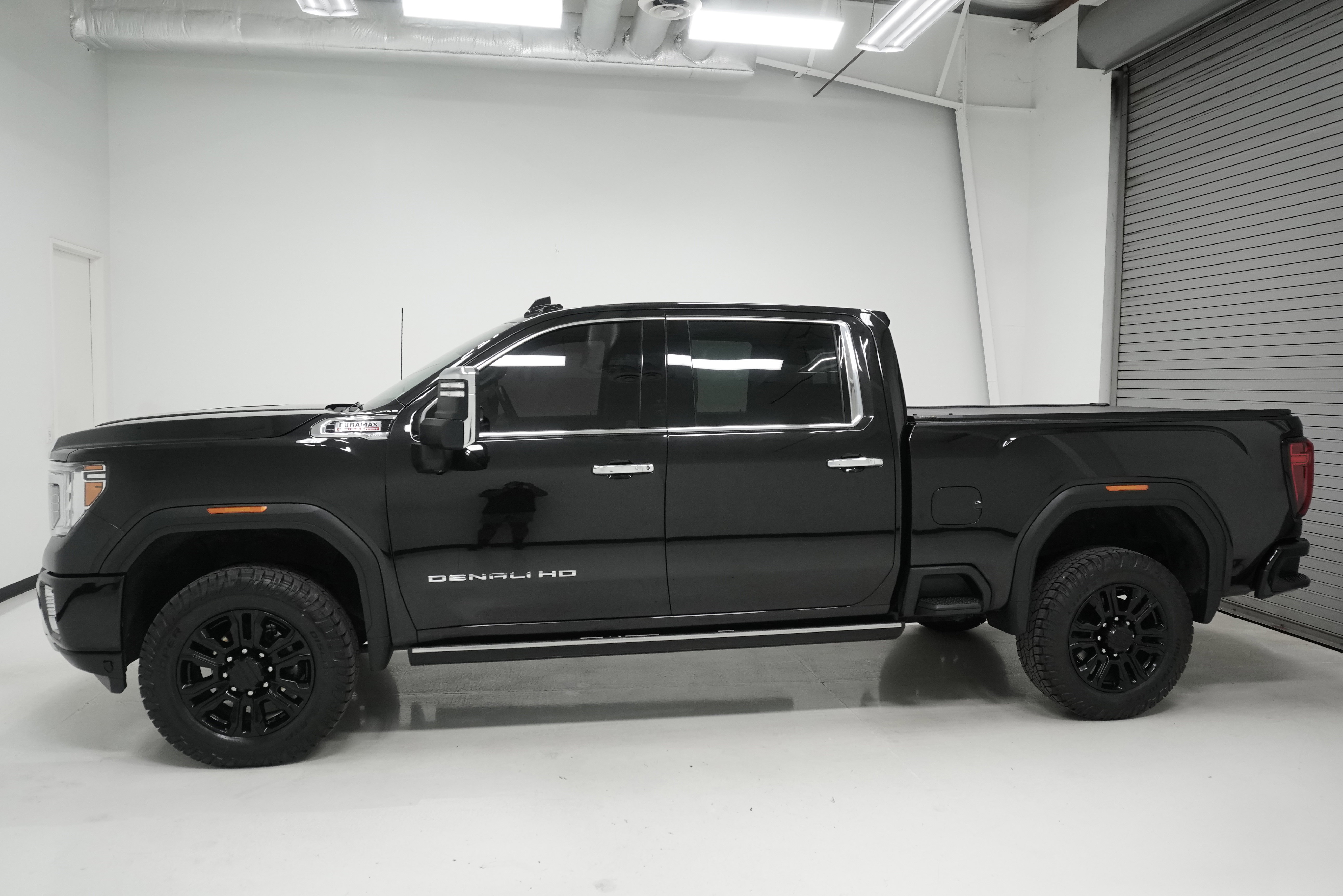 Used 2023 GMC Sierra 3500 Denali w/ Denali Black Diamond Edition image 6