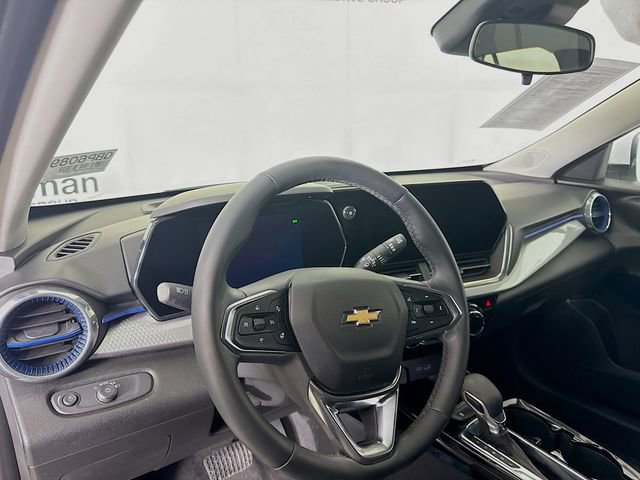 Used 2025 Chevrolet Trax LT w/ Driver Confidence Package image 11