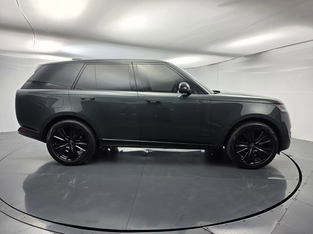 Used 2023 Land Rover Range Rover SE image 3