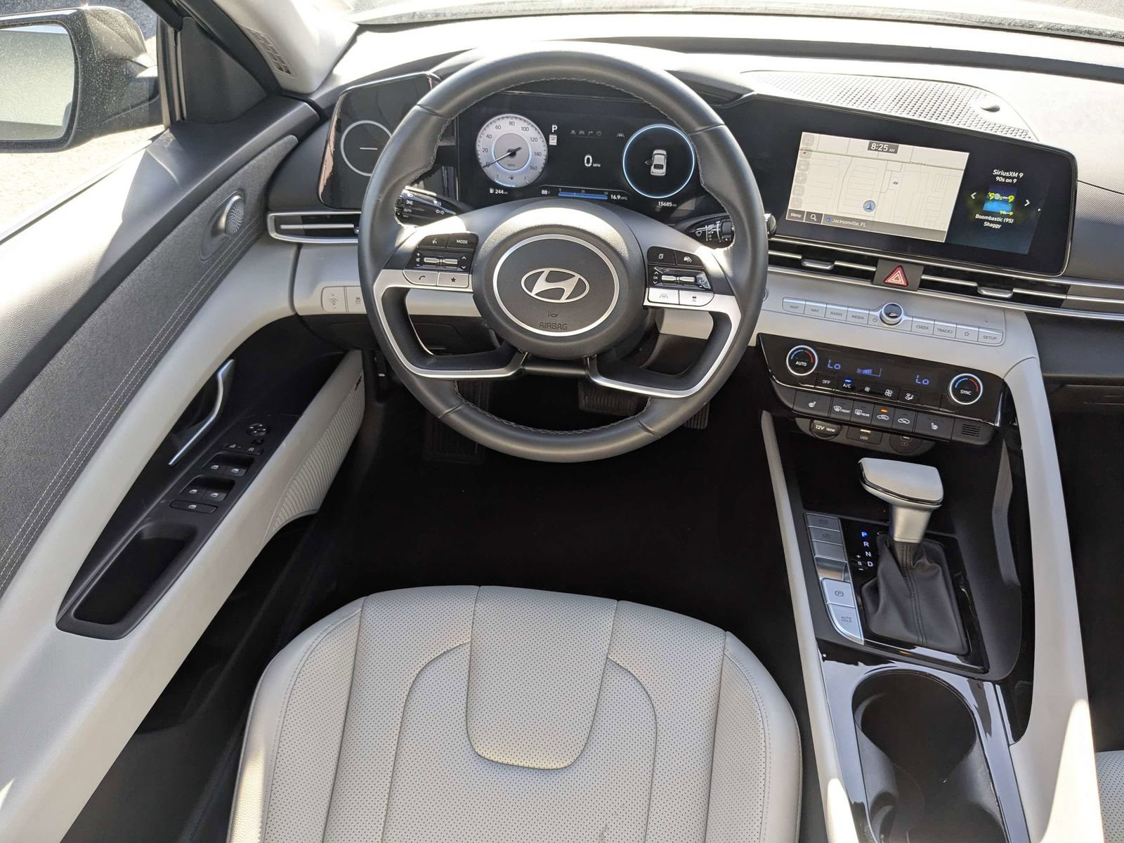 Used 2025 Hyundai Elantra Limited FWD image 15