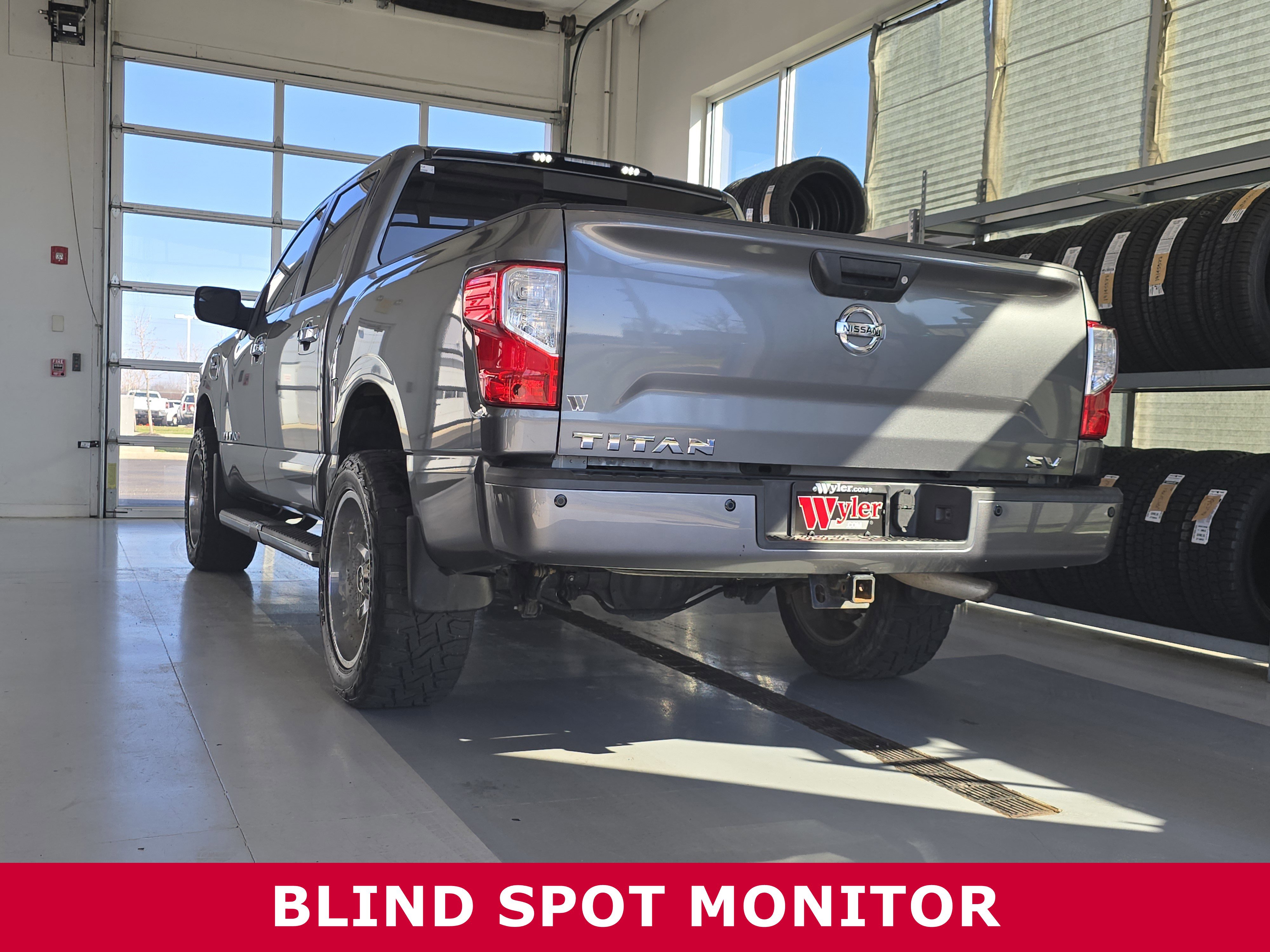 Used 2017 Nissan Titan SV image 7