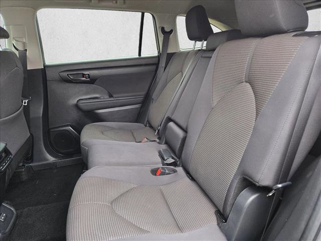 Used 2025 Toyota Highlander LE FWD image 17
