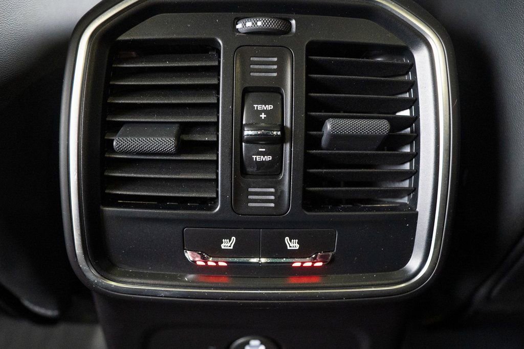 Certified 2025 Porsche Macan AWD/4WD image 37