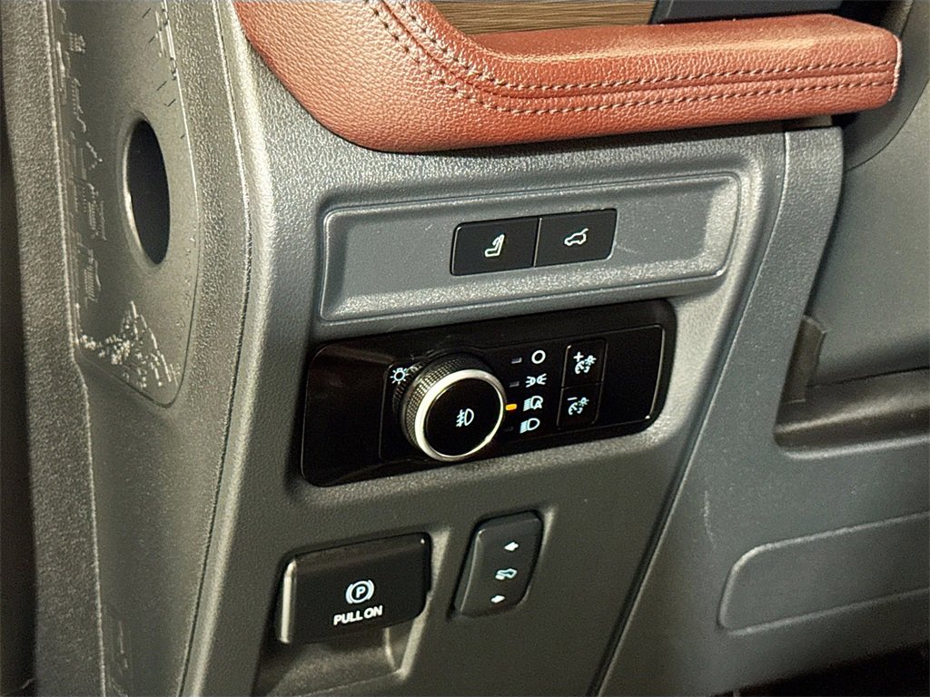 Used 2023 Ford Expedition Limited image 29