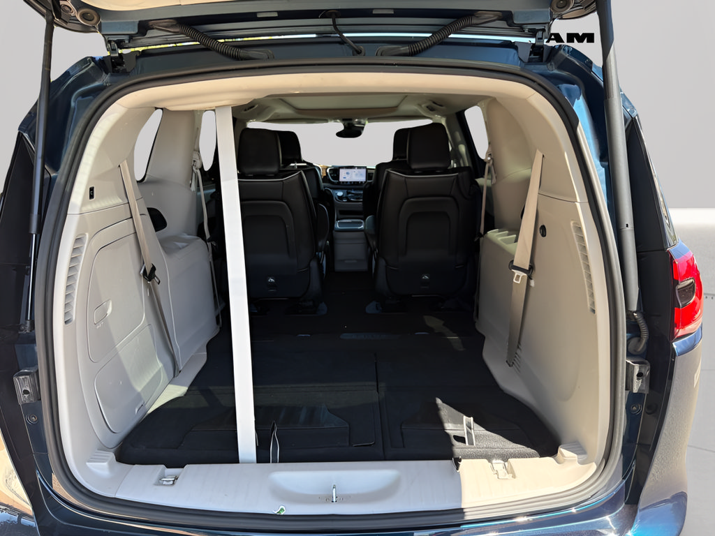 Used 2023 Chrysler Pacifica Limited FWD image 43