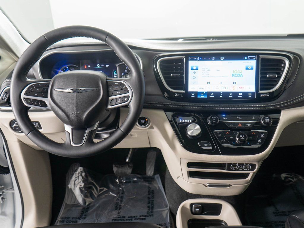 Used 2024 Chrysler Pacifica Select image 12