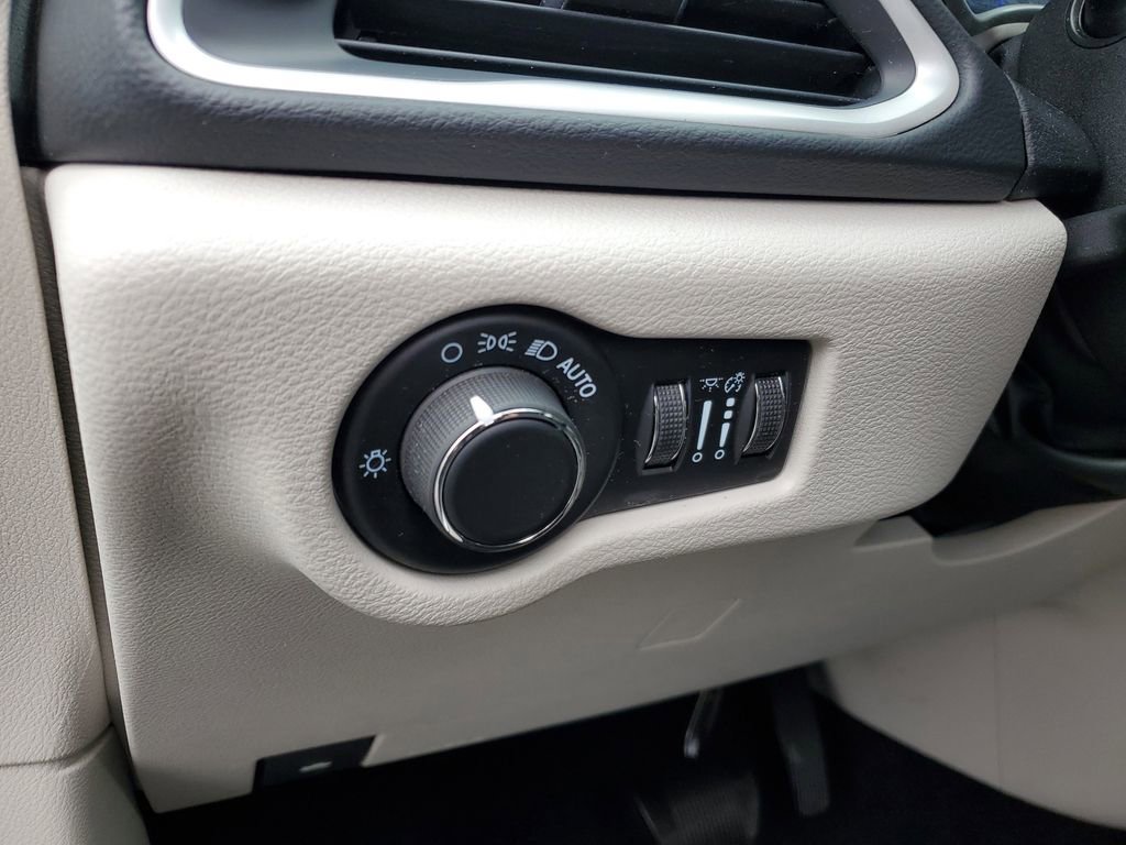 Used 2022 Chrysler Voyager LX image 13