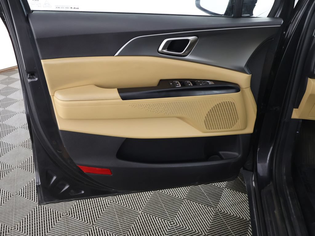 Used 2023 Kia Carnival LX FWD image 22