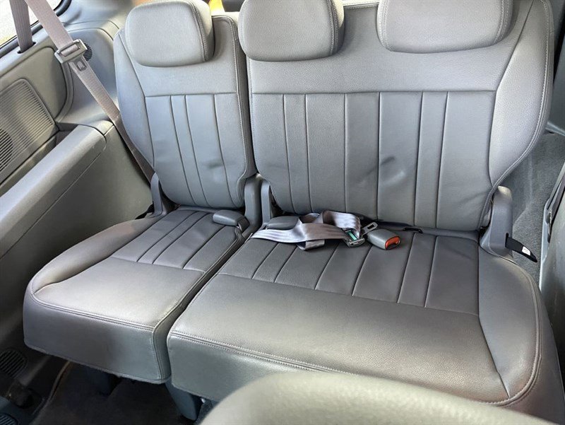 Used 2006 Dodge Grand Caravan SXT w/ Leather Interior Group FWD image 12