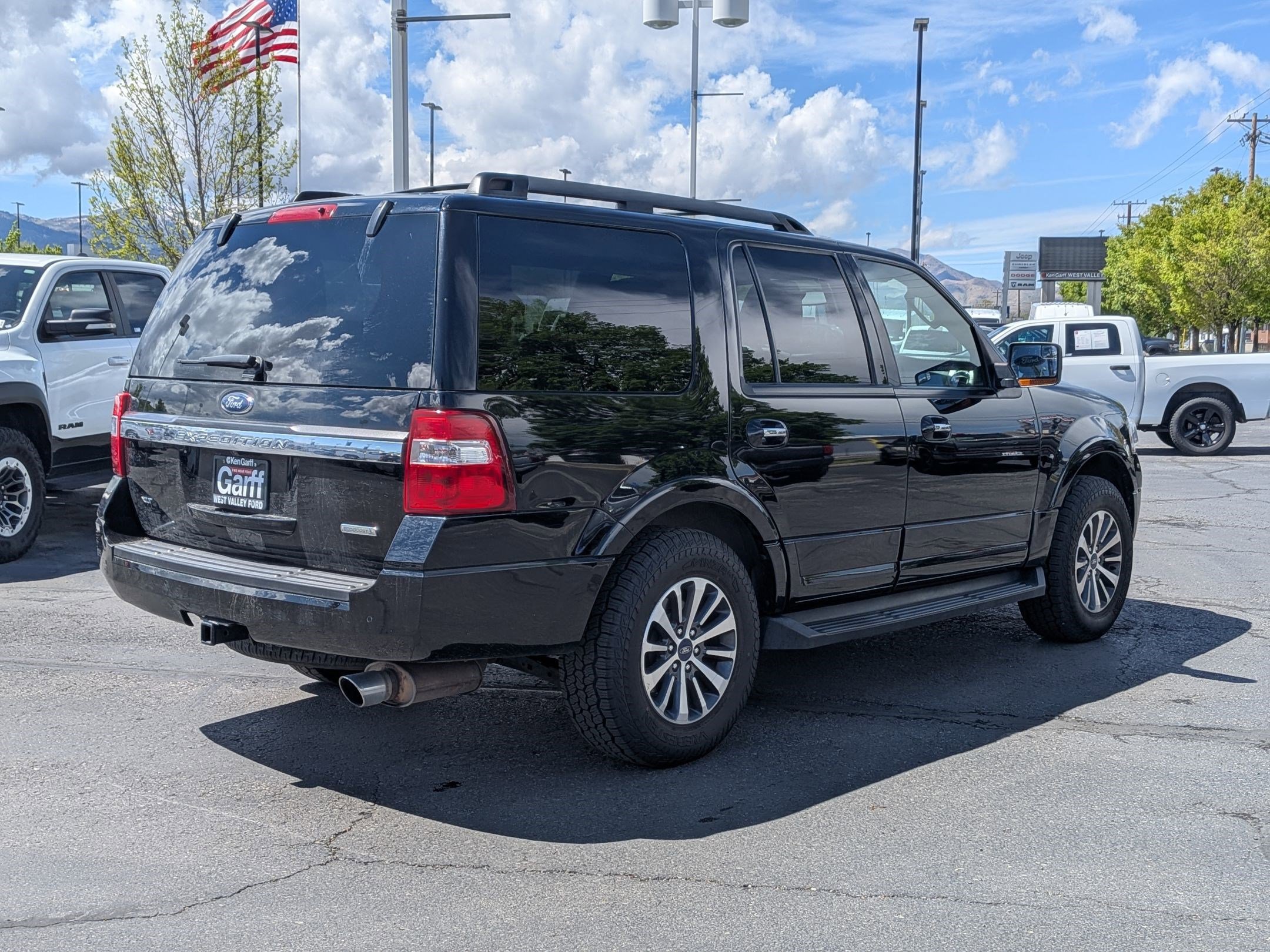 Used 2017 Ford Expedition XLT w/ Equipment Group 201A AWD/4WD image 3