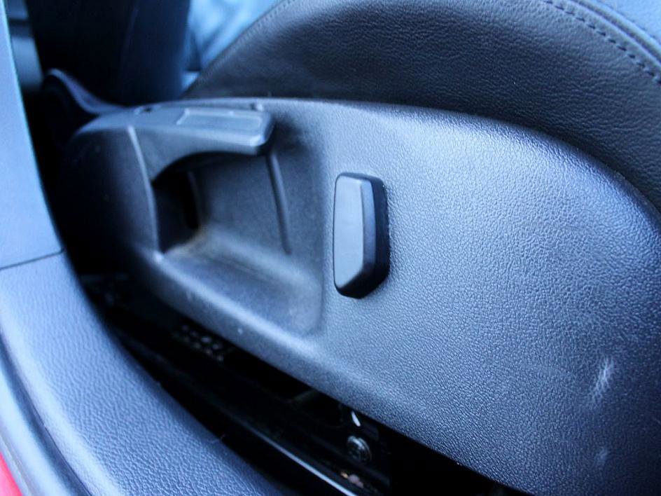 Used 2013 Volkswagen Golf R 4-Door image 25