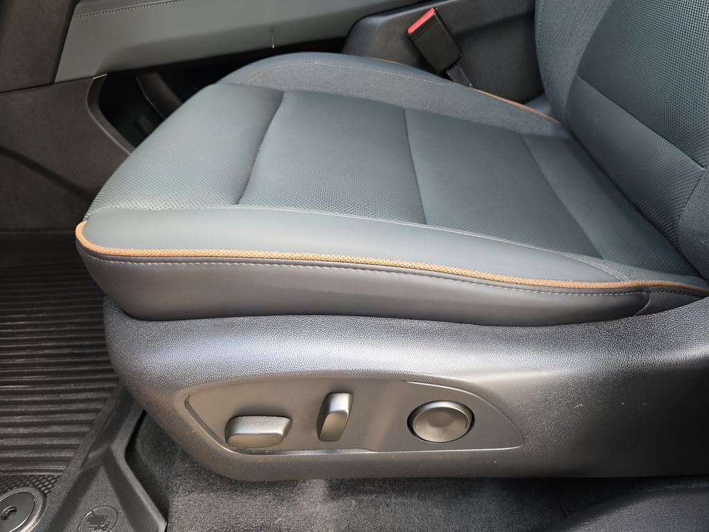 Used 2025 GMC Acadia AT4 w/ LPO, Floor Liner Package AWD/4WD image 21