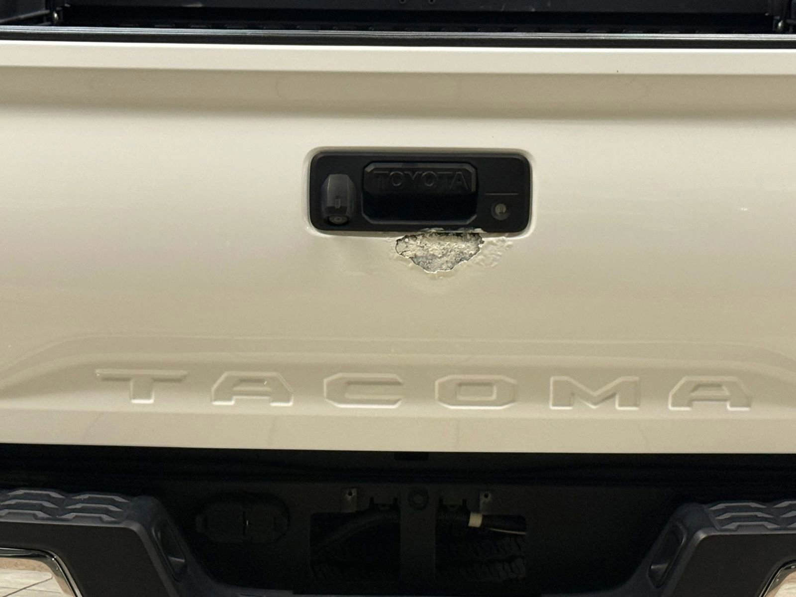 Used 2017 Toyota Tacoma TRD Off-Road w/ Tow Package (A/T) image 11