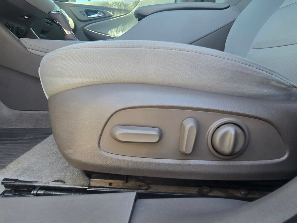 Used 2017 Chevrolet Malibu LT FWD image 14