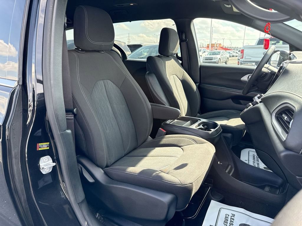 Used 2022 Chrysler Pacifica Touring FWD image 25