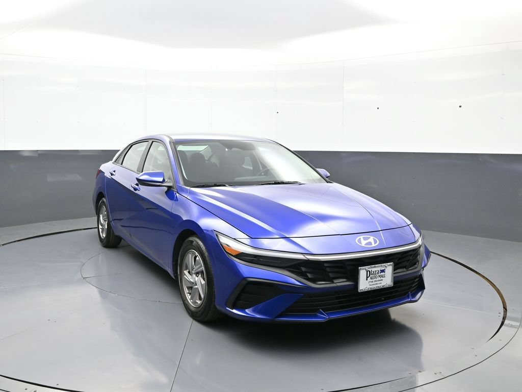 Certified 2025 Hyundai Elantra SE FWD image 3