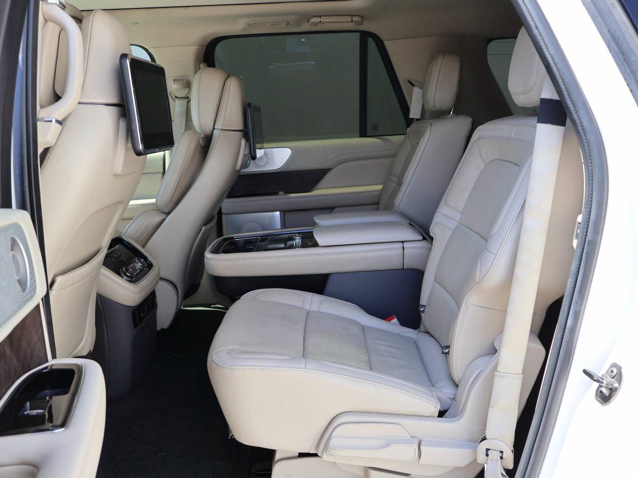 Used 2018 Lincoln Navigator L Reserve w/ Technology Package AWD/4WD image 12