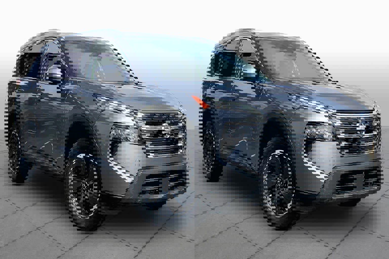 Used 2025 Nissan Rogue SV w/ SV Premium Package FWD image 3