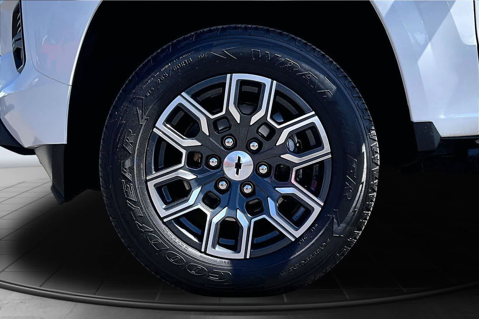 Used 2023 Chevrolet Colorado LT w/ LT Convenience Package III AWD/4WD image 8