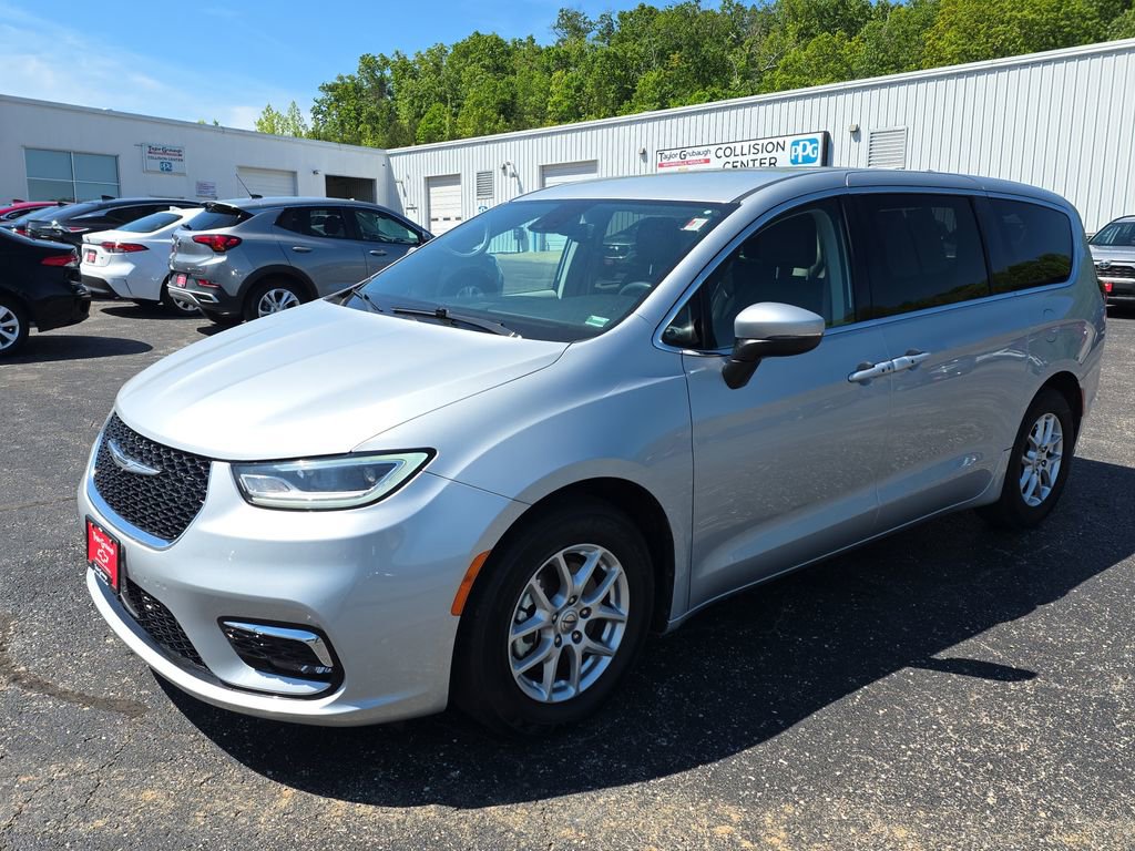 Used 2023 Chrysler Pacifica Touring-L FWD image 4