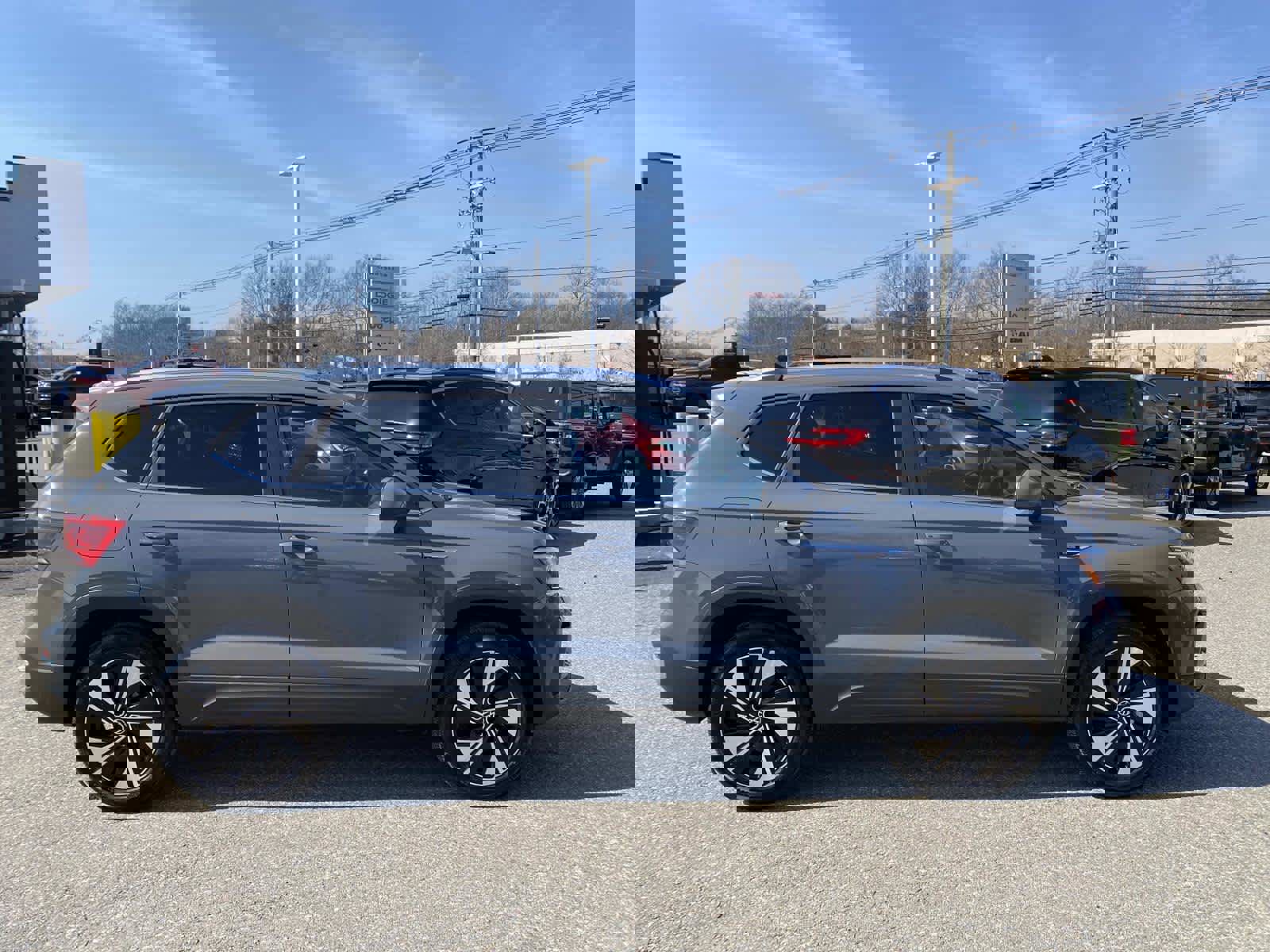 Used 2024 Volkswagen Taos SE image 2