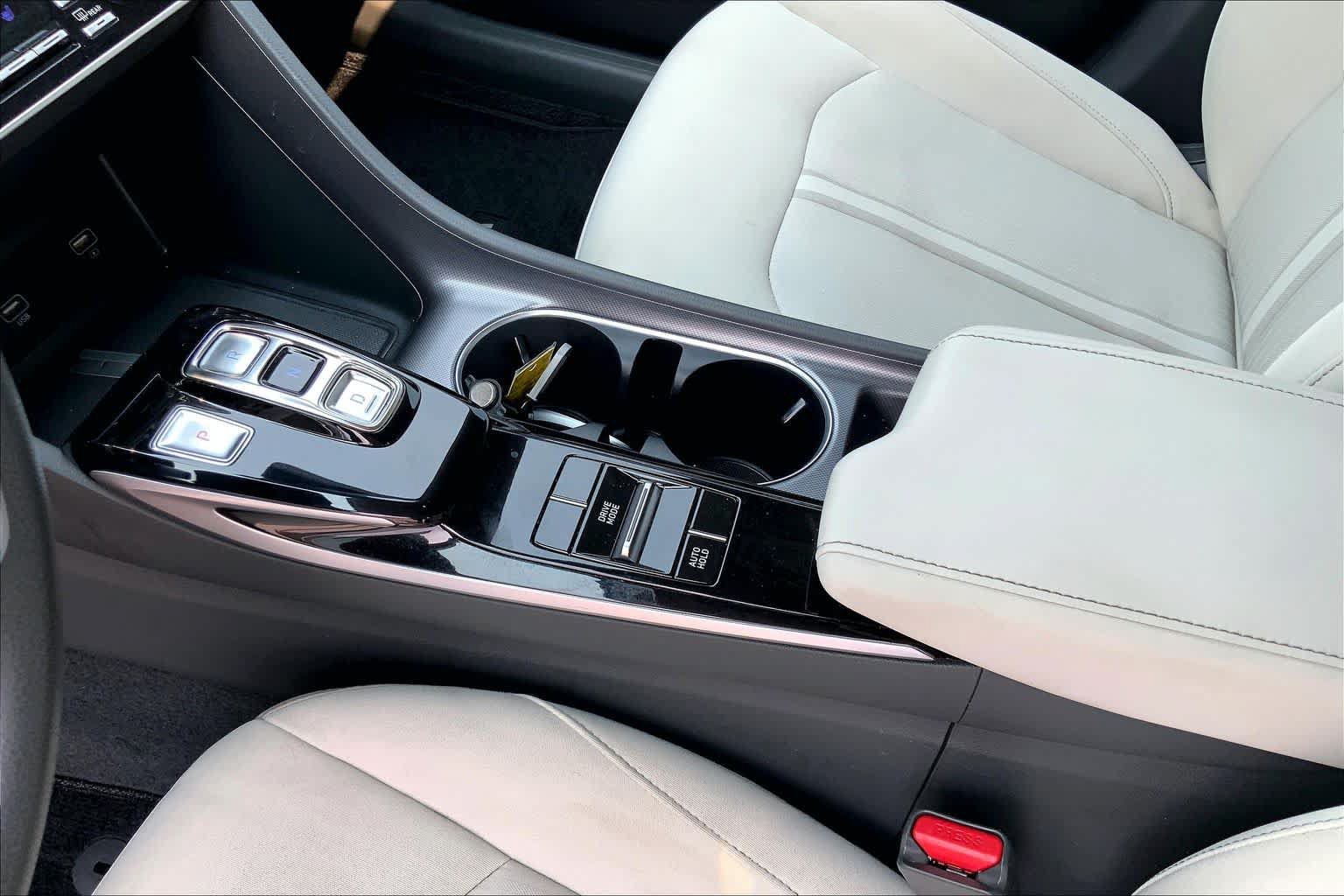Used 2022 Hyundai Sonata SEL w/ Preferred Accessory Package FWD image 16
