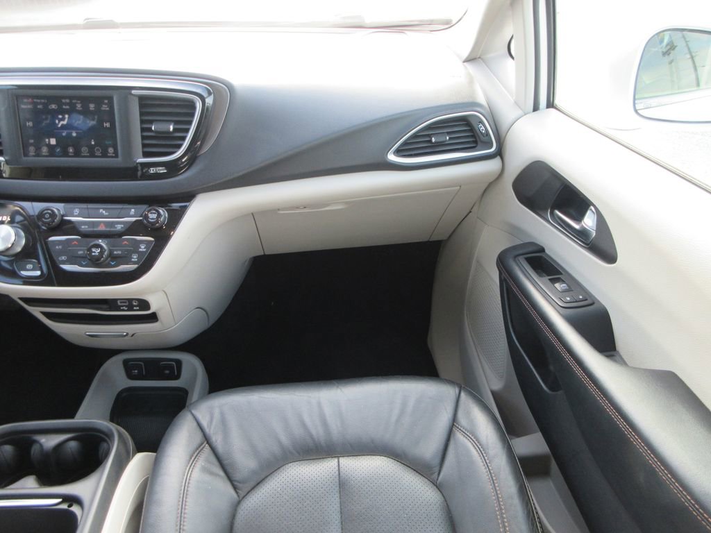 Used 2020 Chrysler Pacifica Touring-L image 16