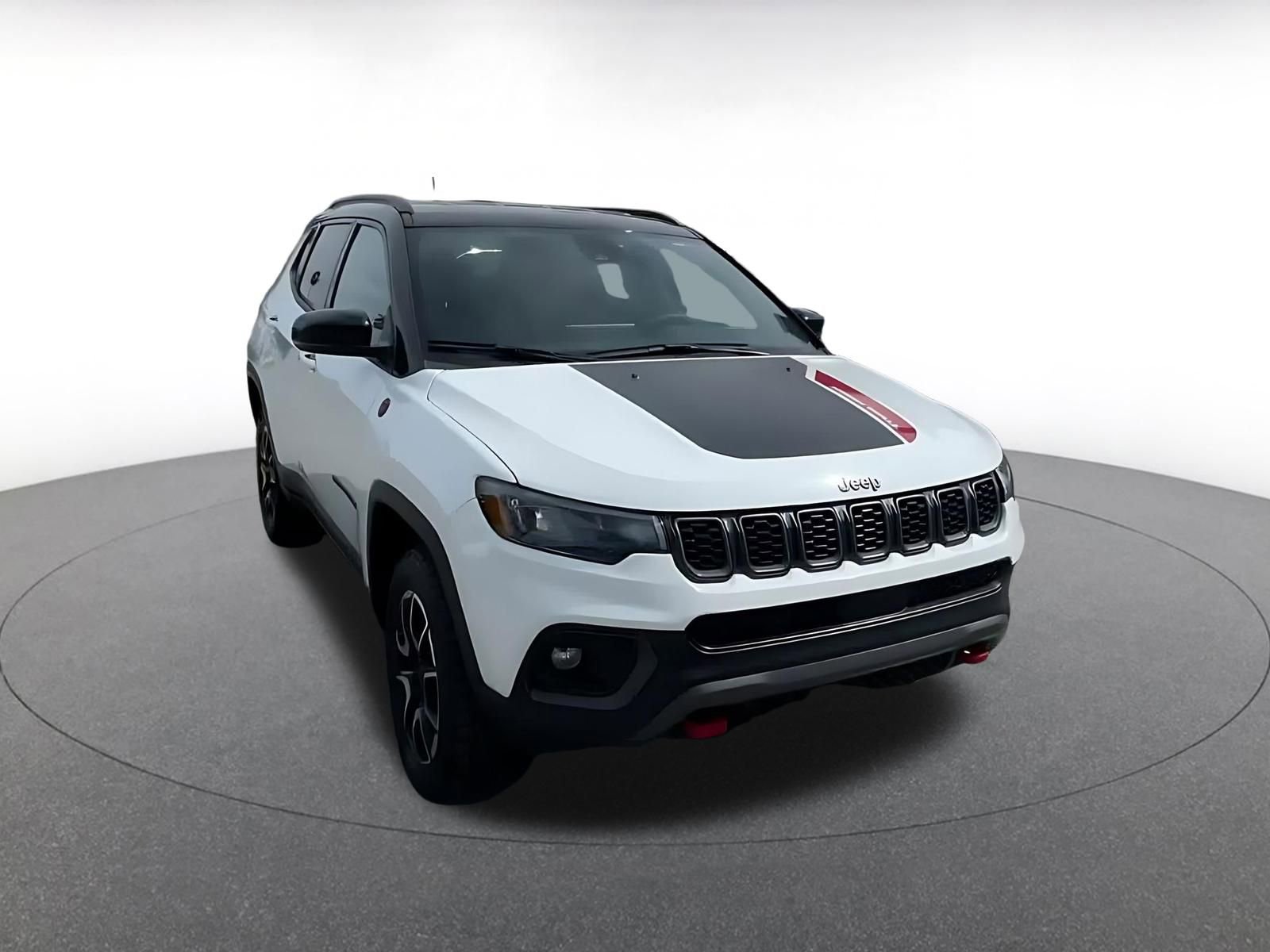 Used 2025 Jeep Compass Trailhawk AWD/4WD image 3