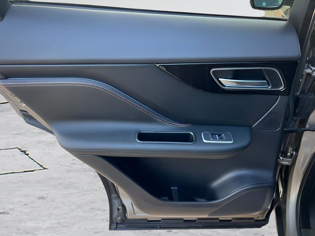 Used 2019 Jaguar F-PACE Prestige image 18