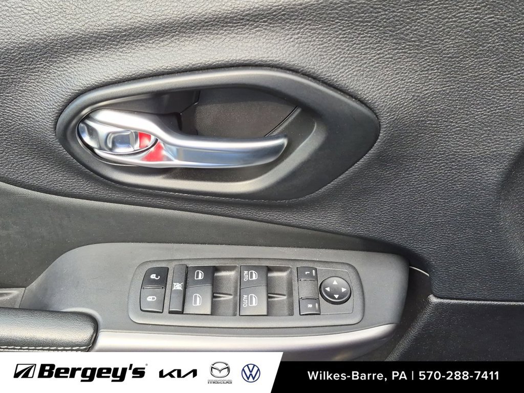 Used 2022 Jeep Cherokee Latitude Lux w/ Sun & Sound Group AWD/4WD image 22