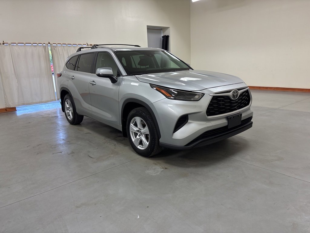 Used 2023 Toyota Highlander L image 2