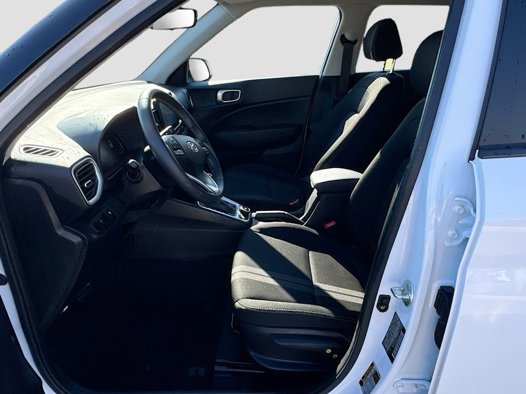 Used 2025 Hyundai Venue SEL image 25