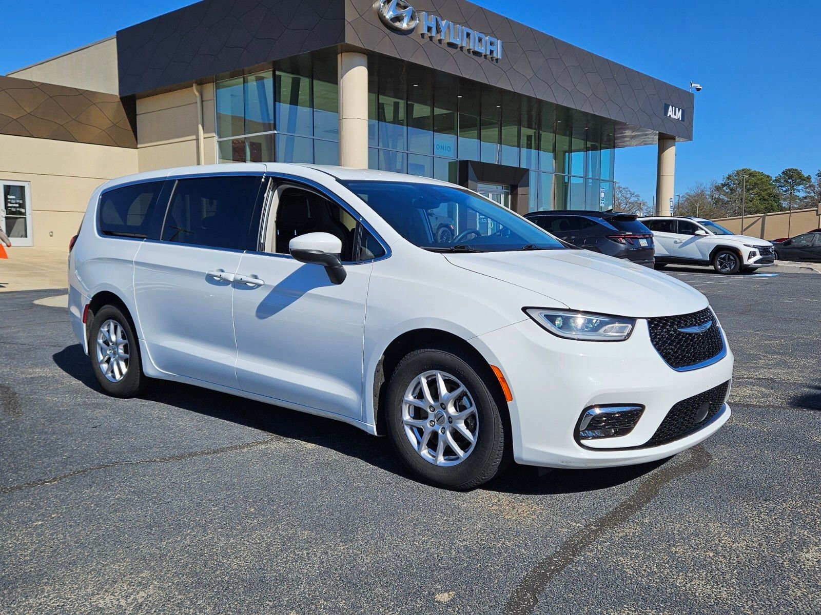 Used 2023 Chrysler Pacifica Touring-L image 1