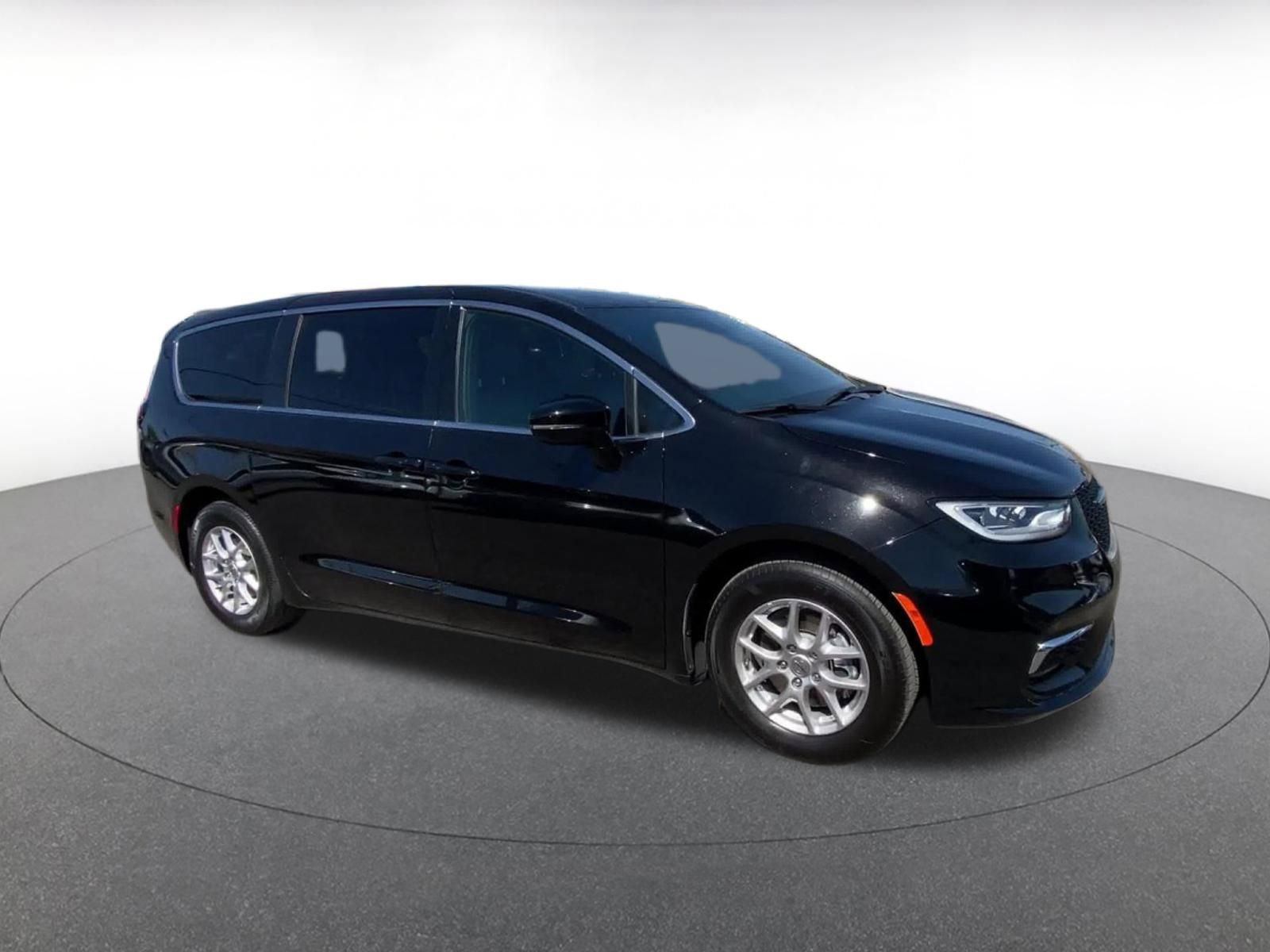 Used 2025 Kia Sportage LX image 2