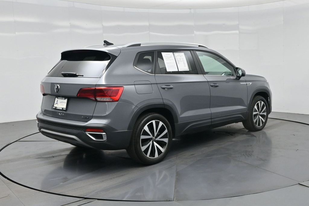 Used 2023 Volkswagen Taos SE w/ Panoramic Sunroof Package AWD/4WD image 5