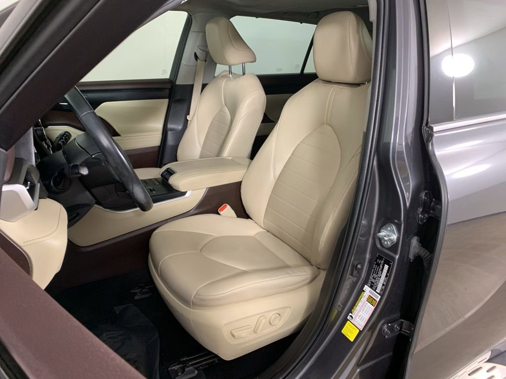 Used 2022 Toyota Highlander XLE FWD image 29