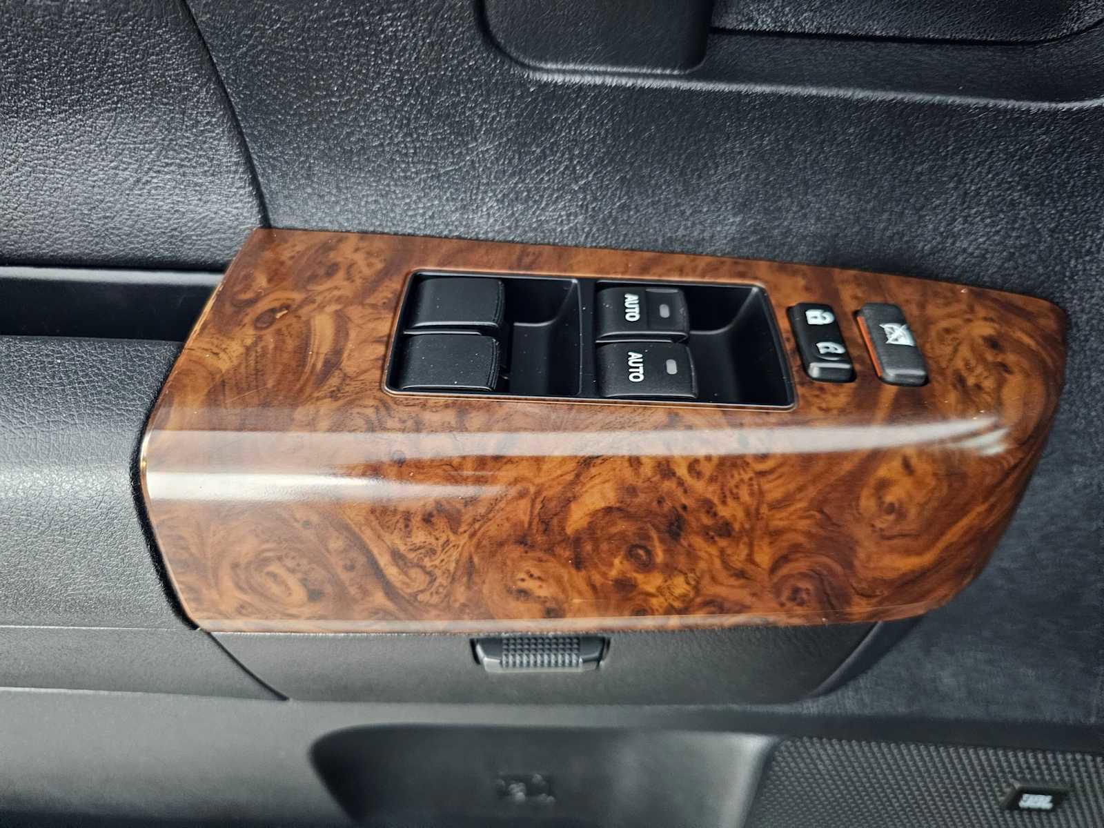 Used 2011 Toyota Tundra Limited w/ Platinum Pkg image 28