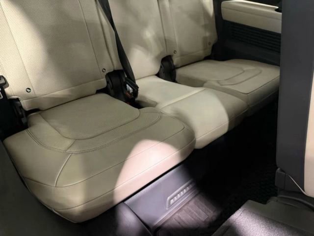 Used 2024 Land Rover Defender 130 S image 25