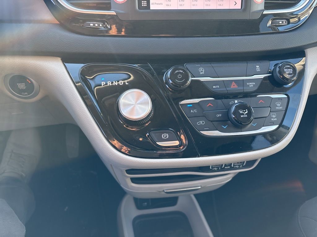 Used 2023 Chrysler Voyager LX image 13