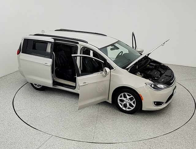 Used 2017 Chrysler Pacifica Touring-L w/ Tire & Wheel Group FWD image 18