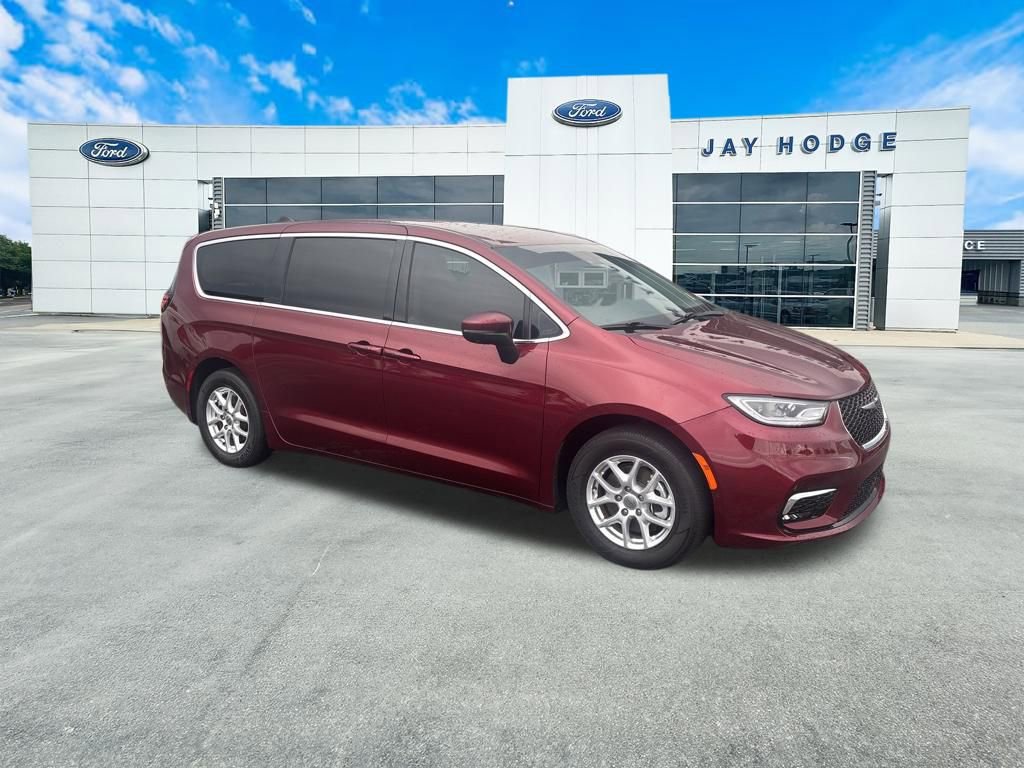 Used 2023 Chrysler Pacifica Touring-L image 1
