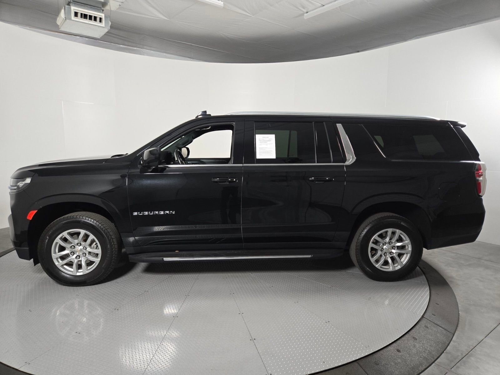 Used 2024 Chevrolet Suburban LT RWD image 7