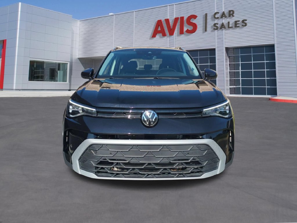 Used 2025 Volkswagen Taos SE AWD/4WD image 2