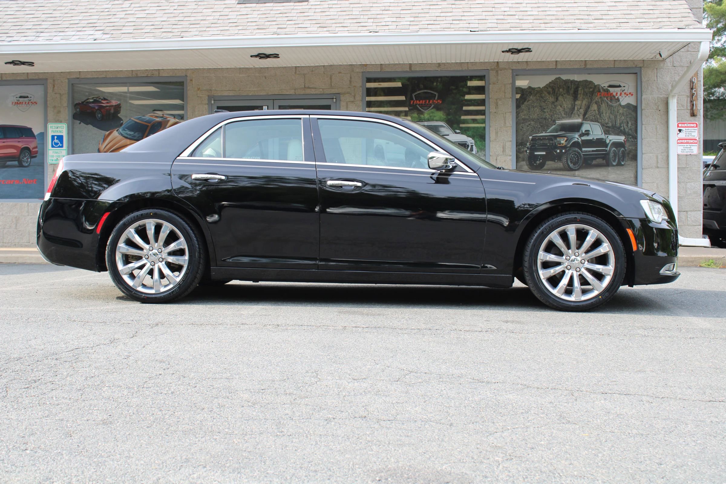 Used 2018 Chrysler 300 Limited image 24