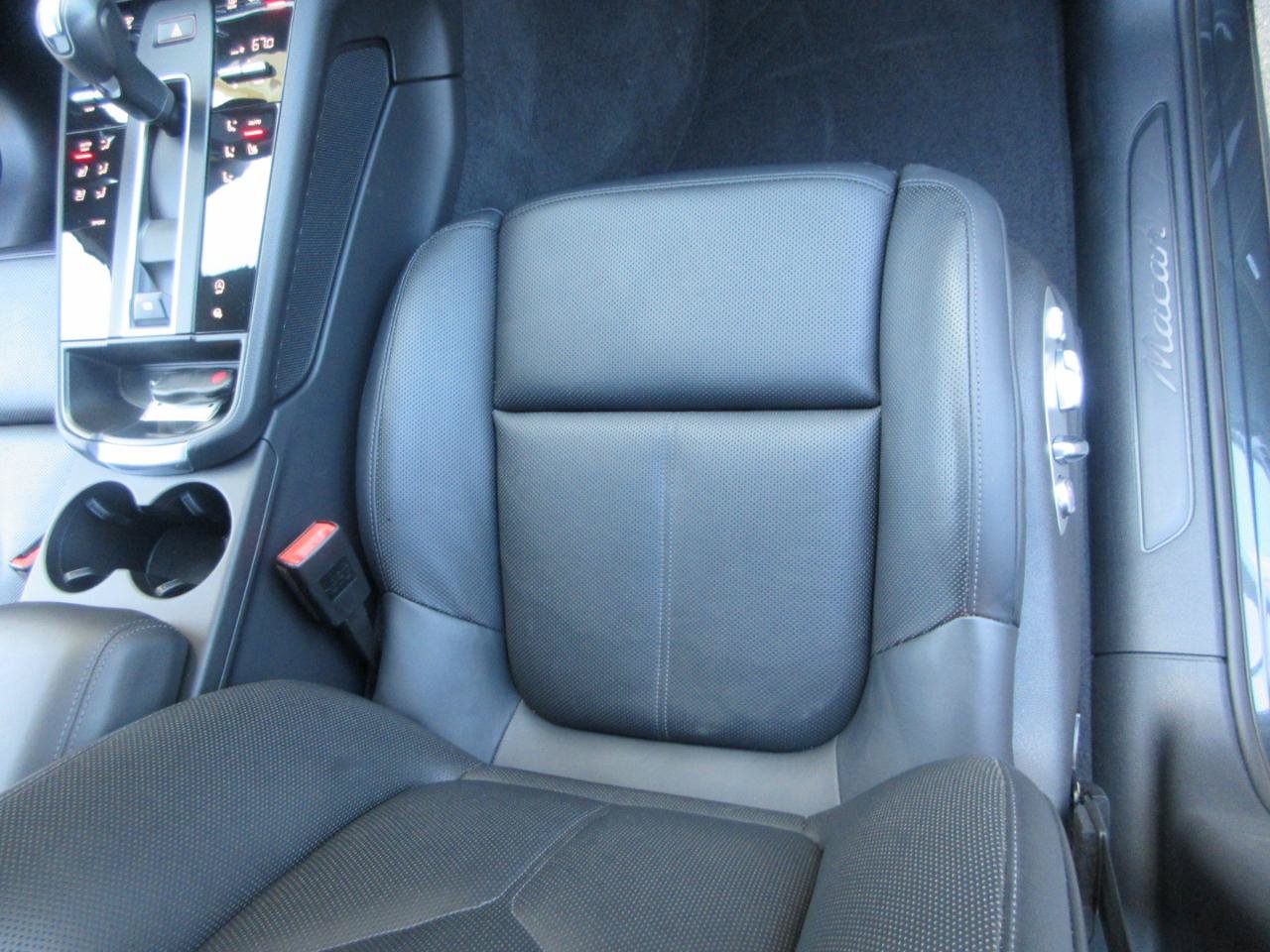 Used 2025 Porsche Macan w/ Premium Package Plus AWD/4WD image 30