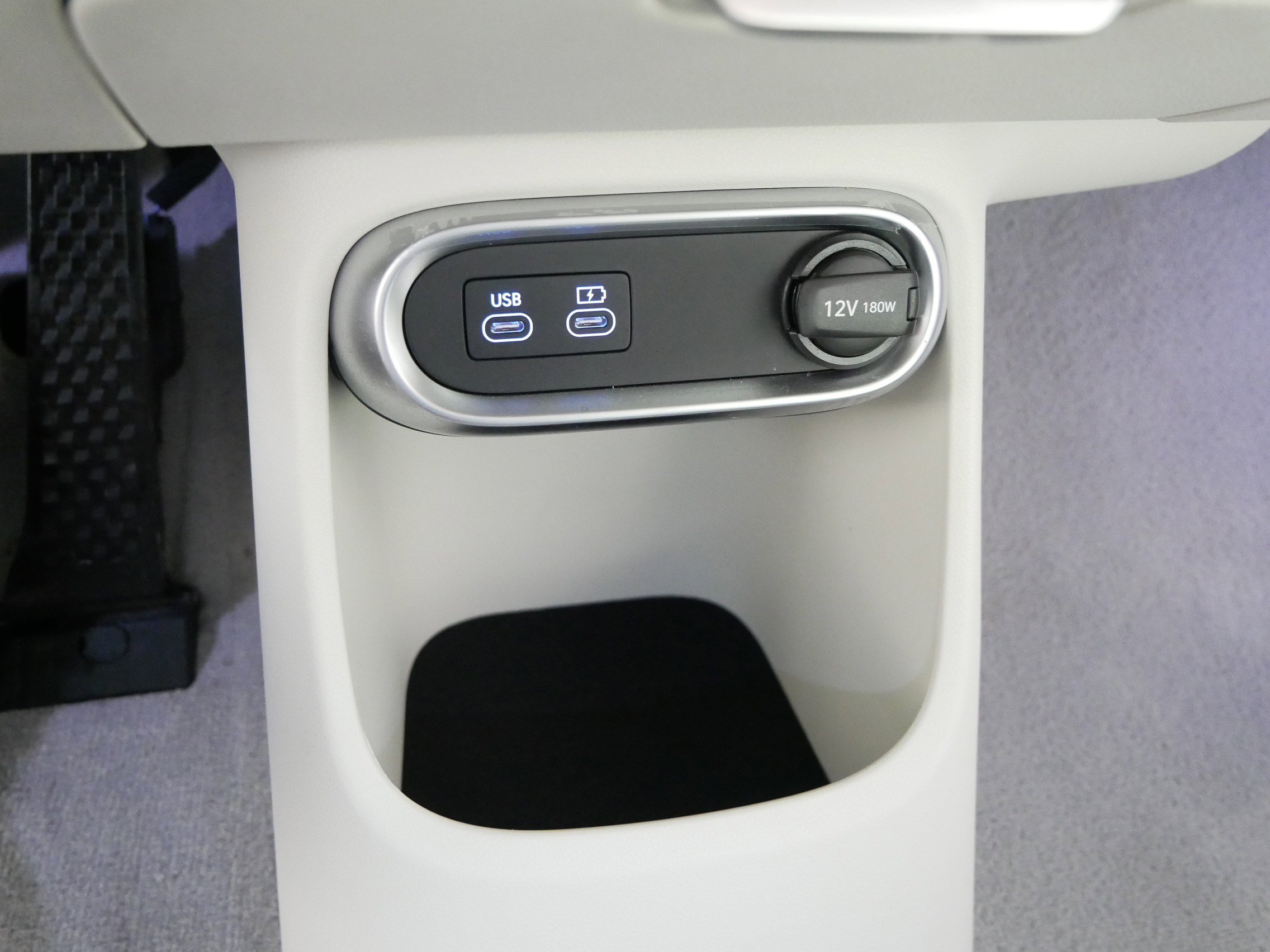Used 2025 Genesis GV60 Advanced image 32