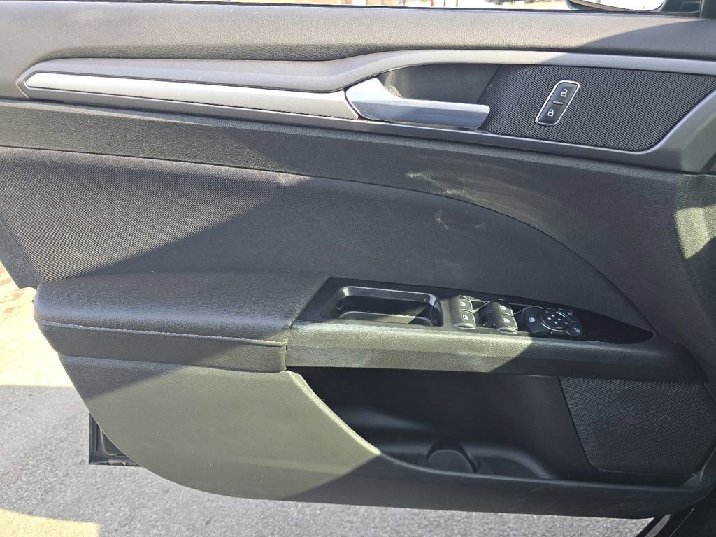 Used 2015 Ford Fusion SE image 20